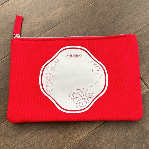 SHISEIDO Face Cleansing Massage Brush, Skincare Tools, Bonus Red Zip Travel Bag - Picture 6 of 9